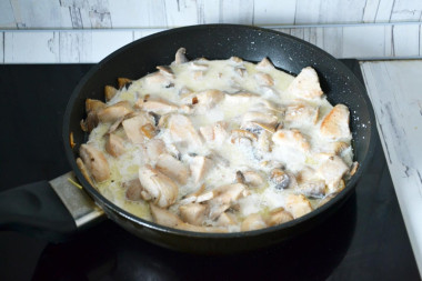 Жульен с курицей грибами и сливками на сковороде
