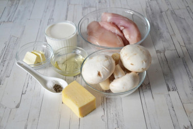Жульен с курицей грибами и сливками на сковороде