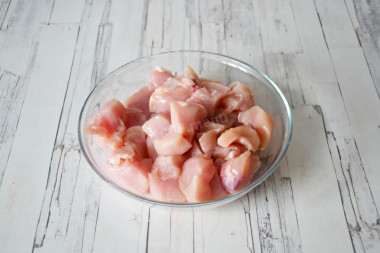 Жульен с курицей грибами и сливками на сковороде