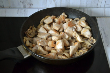 Жульен с курицей грибами и сливками на сковороде
