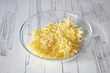 Жульен с курицей грибами и сливками на сковороде