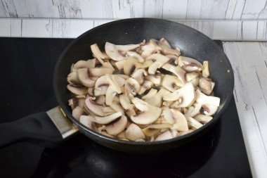 Жульен с курицей грибами и сливками на сковороде