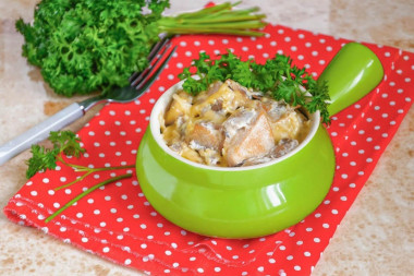 Жульен с курицей грибами и сливками на сковороде