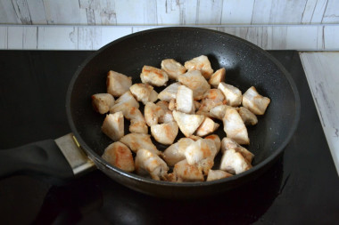 Жульен с курицей грибами и сливками на сковороде