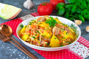 Бигус из свежей капусты с мясом и картошкой