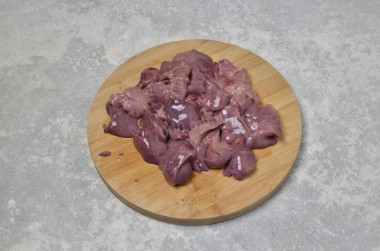 Куриная печень с солеными огурцами на сковороде