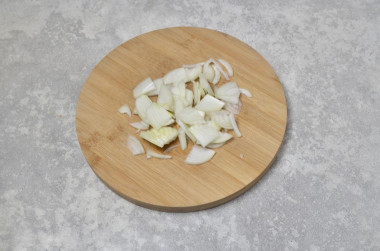 Куриная печень с солеными огурцами на сковороде