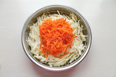Капуста быстрого приготовления с горячим рассолом и уксусом