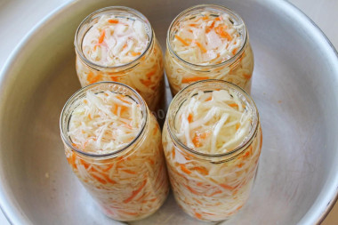 Капуста быстрого приготовления с горячим рассолом и уксусом