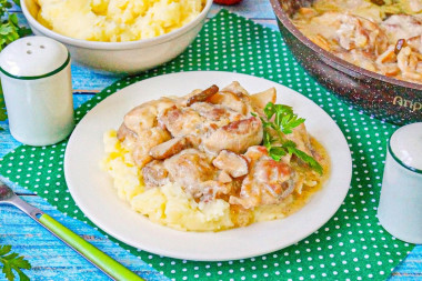 Курица с белыми грибами в сливочном соусе