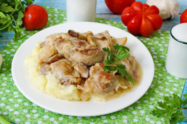 Курица с белыми грибами в сливочном соусе