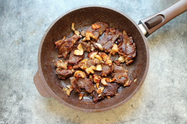 Мясо с белыми грибами