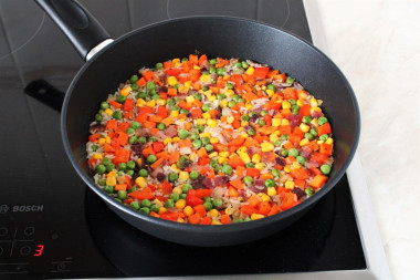 Рис с овощами на сковороде - ароматный и рассыпчатый