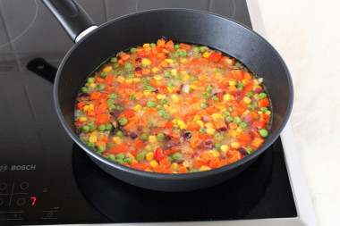 Рис с овощами на сковороде - ароматный и рассыпчатый
