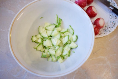 Салат из редиски с огурцом