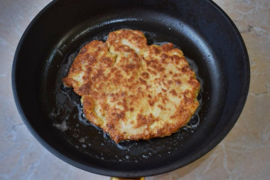 Шницель куриный в панировке из грудки на сковороде