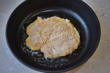 Шницель куриный в панировке из грудки на сковороде