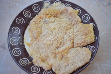 Шницель куриный в панировке из грудки на сковороде