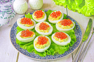 Яйца фаршированные икрой
