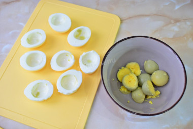 Яйца фаршированные икрой