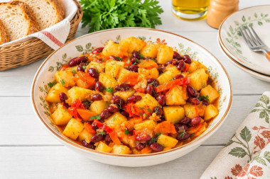 Картошка с консервированной фасолью