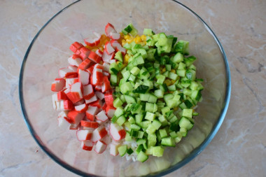 Крабовый салат классический с огурцом