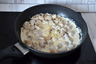 Курица в сливках в духовке с грибами