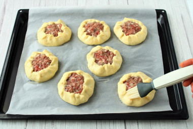 Открытые пирожки с мясом в духовке