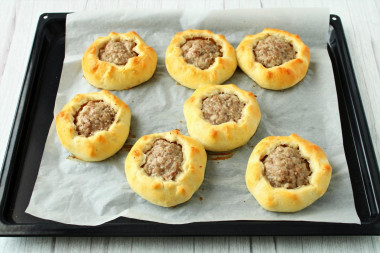Открытые пирожки с мясом в духовке