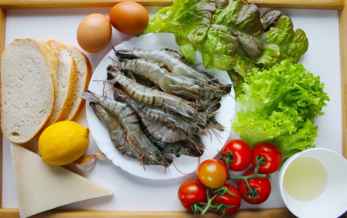 Салат Цезарь с креветками классический