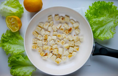 Салат Цезарь с креветками классический