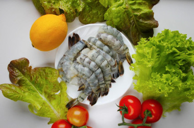 Салат Цезарь с креветками классический