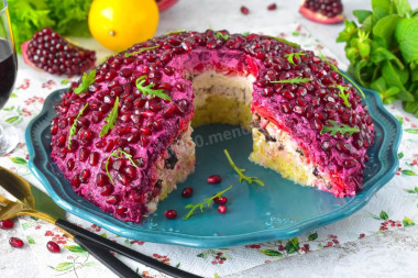 Салат Гранатовый браслет с орехами курицей и черносливом