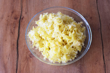 Салат Гранатовый браслет с орехами курицей и черносливом