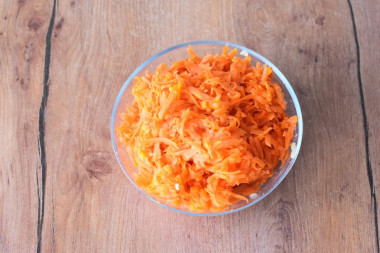 Салат Гранатовый браслет с орехами курицей и черносливом
