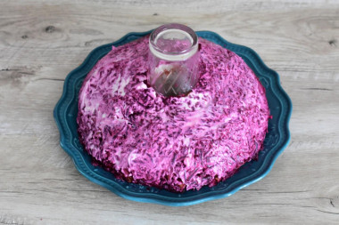 Салат Гранатовый браслет с орехами курицей и черносливом