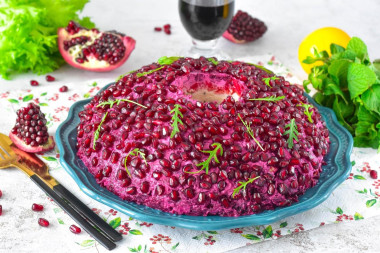 Салат Гранатовый браслет с орехами курицей и черносливом