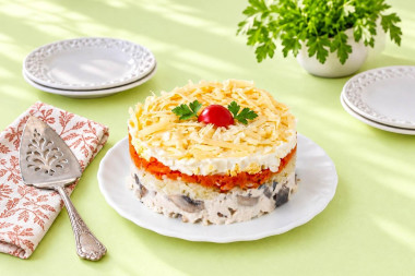 Салат курица и грибы шампиньоны жареные