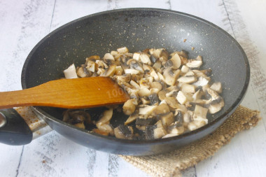 Салат курица и грибы шампиньоны жареные