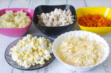 Салат курица и грибы шампиньоны жареные