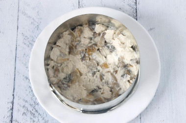 Салат курица и грибы шампиньоны жареные