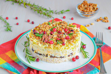 Салат курица с черносливом и грецким орехом