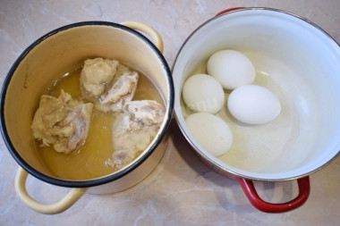 Салат курица с грибами и сыром слоями