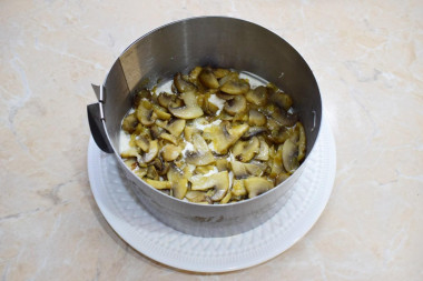 Салат с ананасами грибами шампиньонами и курицей слоями