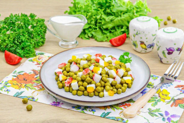 Салат с крабовыми палочками и горошком