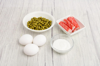 Салат с крабовыми палочками и горошком