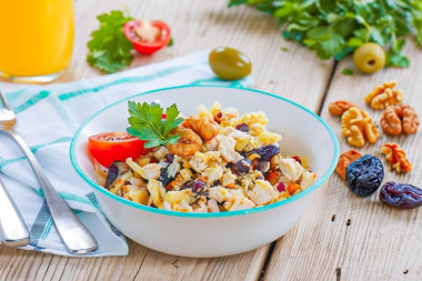 Салат с курицей черносливом, сыром и грецким орехом