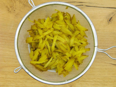 Салат с курицей и солеными огурцами