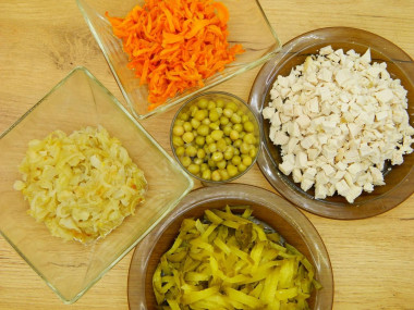 Салат с курицей и солеными огурцами
