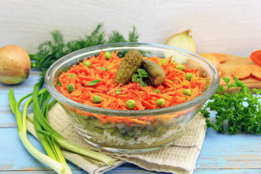 Салат с курицей и солеными огурцами